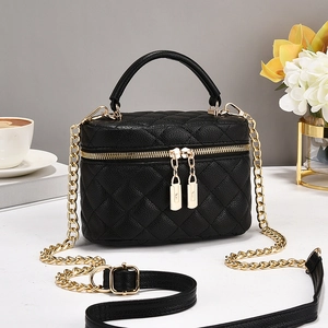 Sac cosmétique matelassé noir avec détails dorés et bandoulière chaîne pour femme