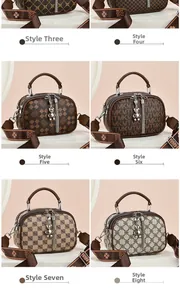 Détail de petits sacs à main tendance aux motifs variés avec de larges bandoulières