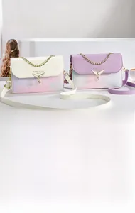 Détails de sacs en cuir dégradé avec pendentif aile dorée et bandoulière à chaîne