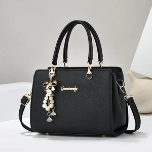 Sac à main élégant en cuir noir avec logo doré et breloque en perles pour femme