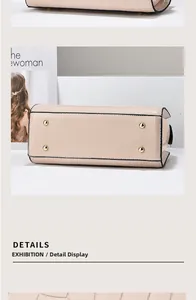 Makroaufnahme der beige Handtasche mit Krokostruktur und vier goldenen Metall-Schutzfüßen