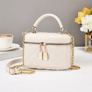 Beige gesteppte Boxtasche mit Griff und Kettenriemen für Damen im Stil 2025