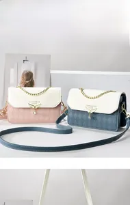 Détail du sac matelassé en cuir de vachette avec boucle aile et chaîne dorée