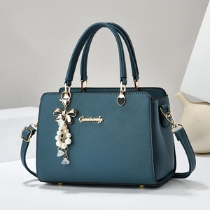Sac à main bleu sarcelle pour femme avec boucle dorée et accessoire en perles chic