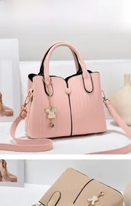 Detailansicht von rosa und beige Taschen mit Wellentextur und süßem Hasen-Anhänger