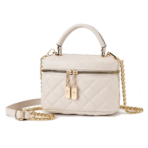 Cremefarbene gesteppte Koffer-Tasche mit Goldkette und Tragegriff in der Frontalansicht