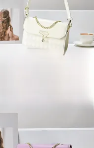 Gros plan détaillé du sac en cuir PU matelassé avec boucle aile dorée et strass brillant
