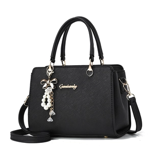 Sac à main classique en cuir noir pour femme avec détails dorés et breloque en perles