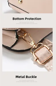 Detailansicht beige Handtasche mit Kroko-Prägung, Bodennieten und abnehmbaren Metallhaken