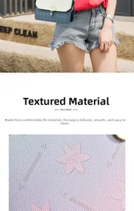 Gros plan sur le cuir PU à texture litchi et le pendentif doré du sac à bandoulière