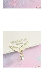 Détail de la ferrure ailes d'ange et sac à main avec gaufrage de feuilles d'érable