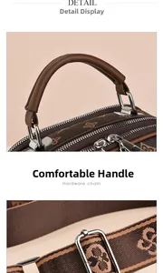 Détail d'un sac à main marron à monogramme montrant les poignées et le fermoir argenté