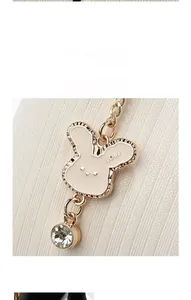 Nahaufnahme des goldenen Hasenanhängers mit Emaille-Finish und glitzerndem Kristall
