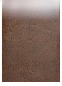 Gros plan détaillé sur la texture crocodile marron caramel du sac à dos imperméable