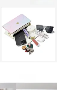 Aperçu de la capacité d'un sac bandoulière dégradé rose et bleu avec objets du quotidien