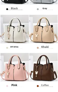 Sechs Farbvarianten für diese gestreifte Handtasche mit glitzerndem Hasenanhänger