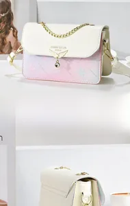 Détail du sac bandoulière en cuir à dégradé floral avec fermoir aile doré et chaîne