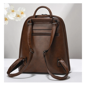 Vue détaillée de l'arrière du sac à dos marron avec poche zippée antivol et bretelles