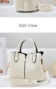 Detailansicht der cremefarbenen Handtasche mit vertikaler Textur und Seitenprofil