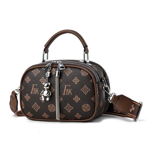 Sac à main vintage marron avec double fermeture éclair, large bandoulière et bijou d'ours