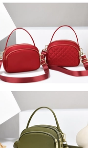 Détail de sacs bandoulière en nylon rouge et vert avec fermetures éclair et boucles dorées