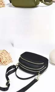 Vue détaillée du sac bandoulière en nylon à trois couches avec sangle réglable