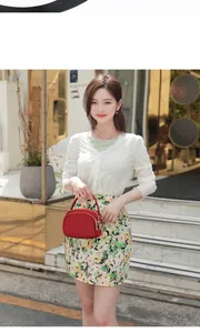 Photo de rue d'un mini sac bandoulière rouge multicouche avec fermetures éclair