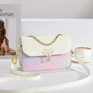 Sac bandoulière chic dégradé crème et lavande avec boucle ailes dorées et poignée chaîne