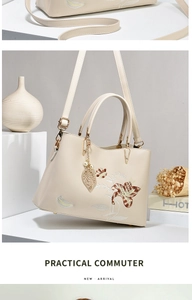 Dettaglio del ricamo floreale e ciondolo a foglia di perla su borsa beige chic