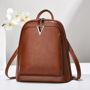 Sac à dos en cuir marron pour femme avec décor en métal en V et double fermeture éclair
