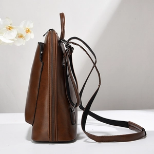 Sac à dos en cuir marron foncé pour femme avec design étanche et multiples poches zippées