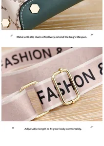 Détail de la bandoulière FASHION réglable et des rivets hexagonaux dorés d'un mini sac chic