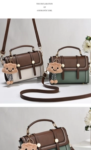 Détail du sac bandoulière bicolore avec surpiqûres et pendentif ours en peluche