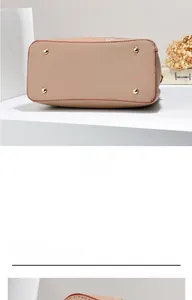 Dettaglio della base della borsa beige con quattro piedini in metallo dorato anti-usura