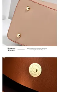 Dettagli della borsa in pelle rosa e marrone con rivetti dorati e chiusura magnetica