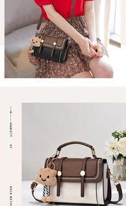 Gros plan sur un sac bandoulière vintage avec coutures contrastées et breloque ours en peluche