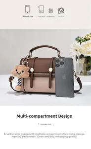 Comparaison détaillée de la taille d'un sac vintage marron avec un smartphone