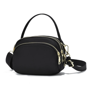 Sac bandoulière en nylon noir à trois couches avec zips dorés et bandoulière réglable