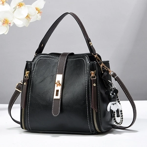 Women Bucket Bag PU Leather Retro Contrast Trim Shoulder Crossbody Handbag With Bear Keychain Charm Chic Ladies Casual