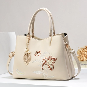 Elegante borsa a mano bianco crema con ricamo floreale e ciondolo di perle