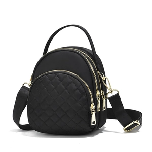 Borsa a tracolla in nylon nero a tre strati con motivo a rombi trapuntati e zip dorate
