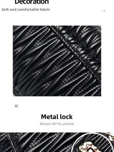 Detail der weich gefalteten schwarzen Ledertasche mit goldenem mechanischem Drehverschluss