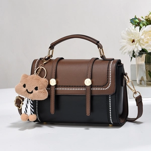 Sac à bandoulière vintage marron et noir avec breloque nuage et surpiqûres blanches