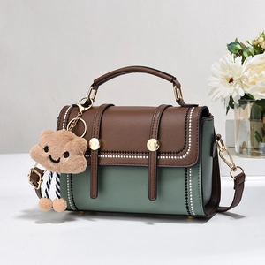 Sac à main bicolore avec bandoulière amovible et pendentif nuage en peluche