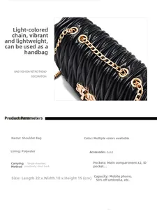 Detailansicht der schwarzen Rafftasche mit Goldkette und 22x10x15 cm Größenangaben