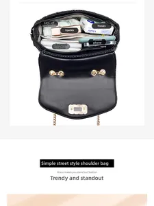 Innenansicht der schwarzen Stepptasche mit Platz für Handy, Geldbörse und Regenschirm
