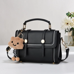 Sac Bandoulière Sac À Main Cuir PU Contraste Couleur Rabat Rétro Sac À Épaule Avec Pendentif En Peluche Femme