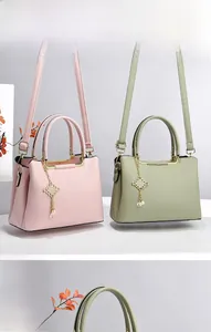 Borse in pelle a grana litchi rosa e verde con tracolle regolabili e finiture di qualità