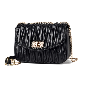 Elegante schwarze Matelassé Umhängetasche mit goldener Kette und Drehverschluss