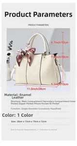 Structure interne du sac fourre-tout crème montrant plusieurs poches et compartiments